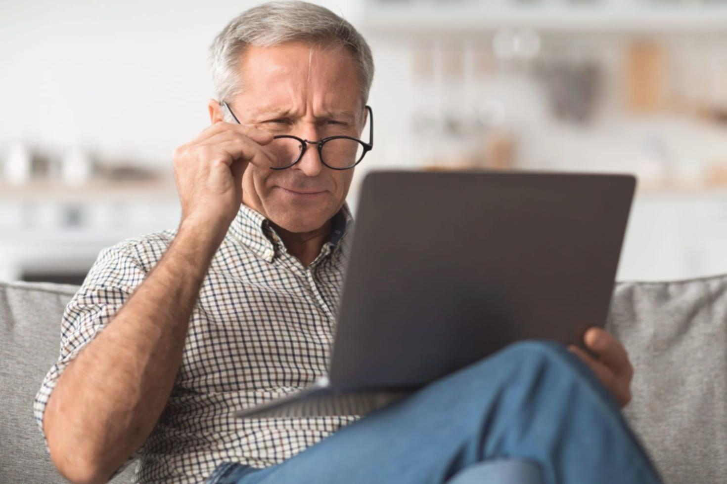 Ambiente di lavoro per scrittura creativa con materiali didattici