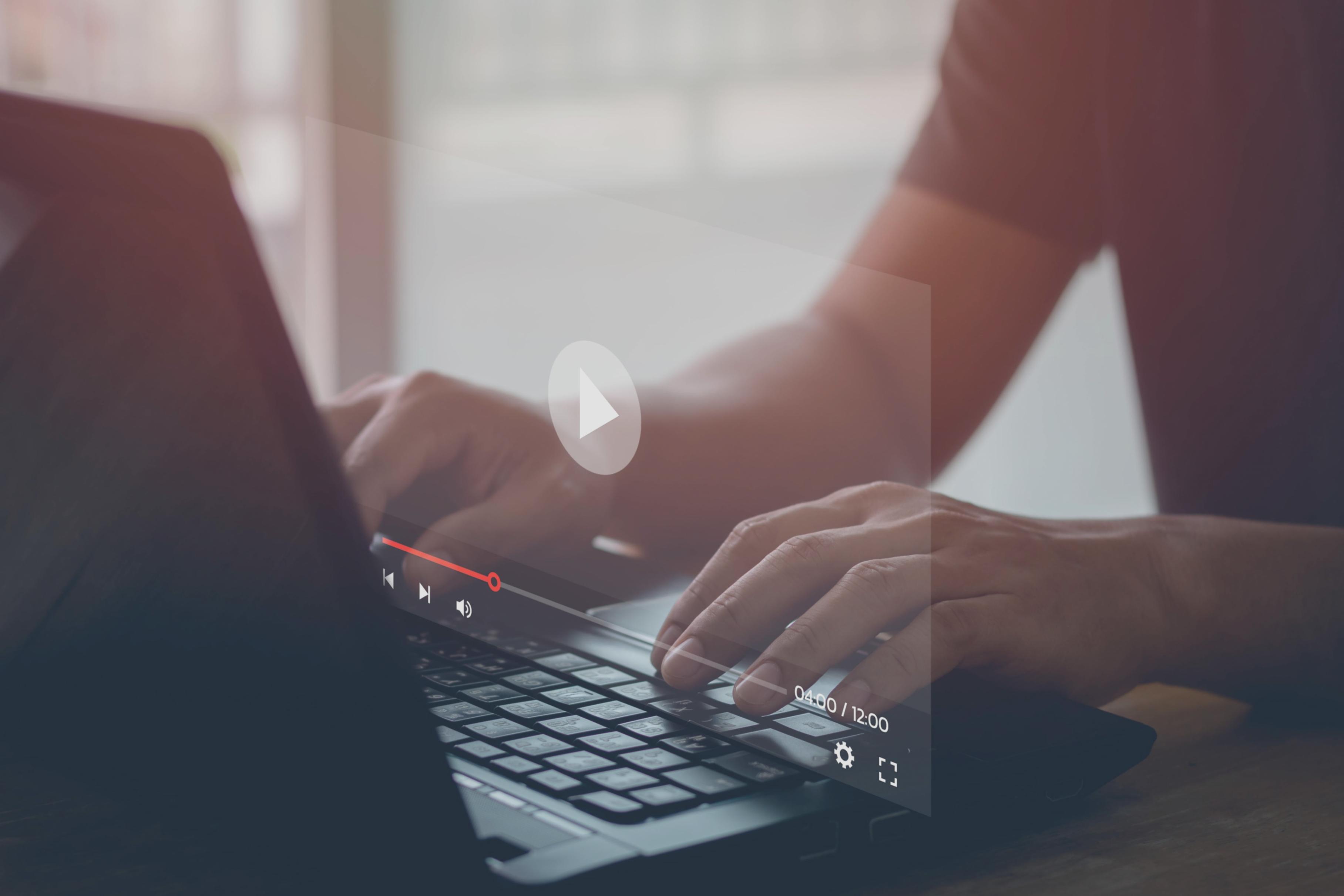 Spazio di lavoro tranquillo dove si scrive e si riflette, ambiente dedicato alla comunicazione scritta