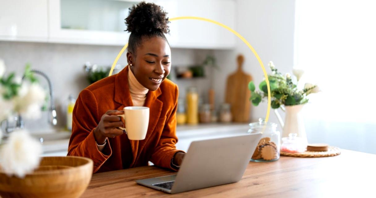 Spazio di lavoro per la scrittura creativa con taccuino e penna