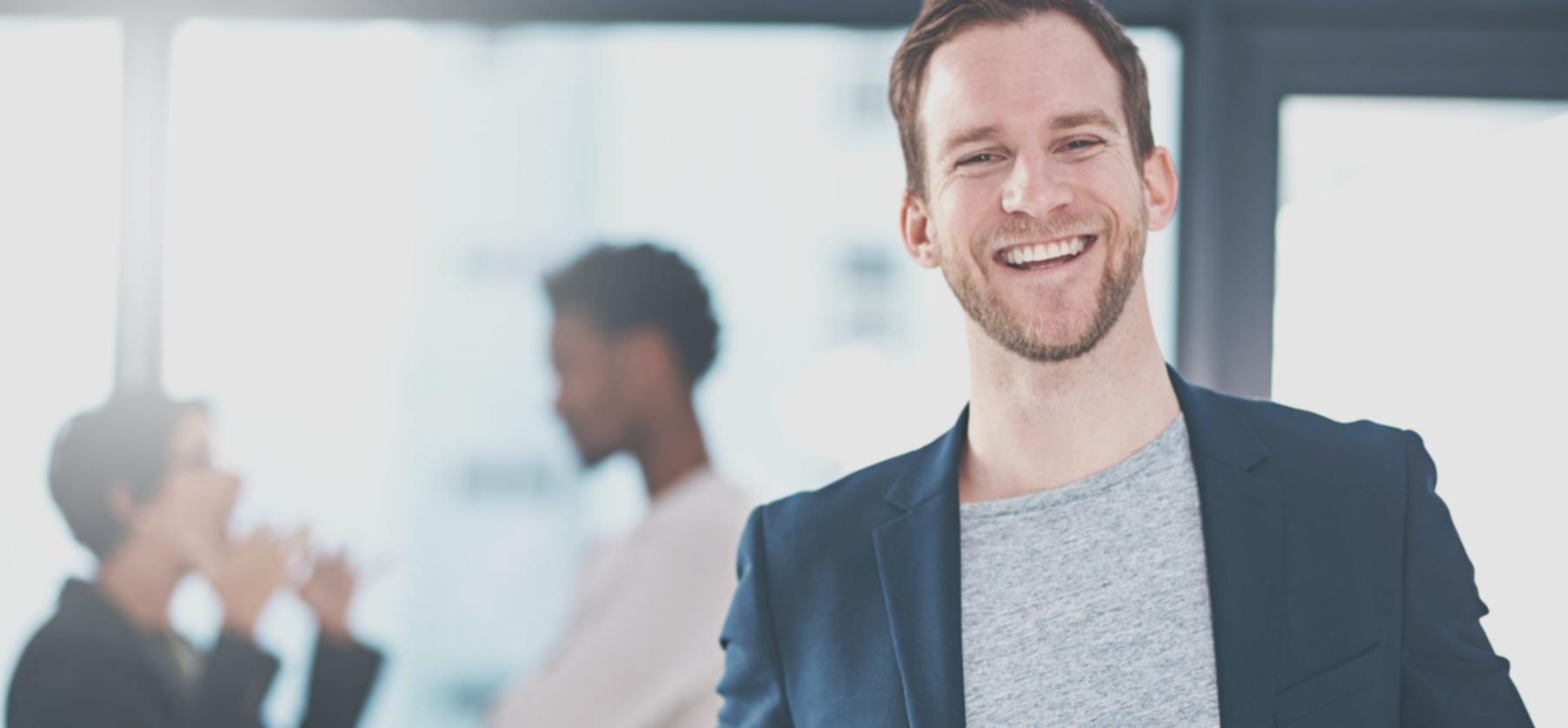 Sessione pratica di scrittura con materiali didattici personalizzati